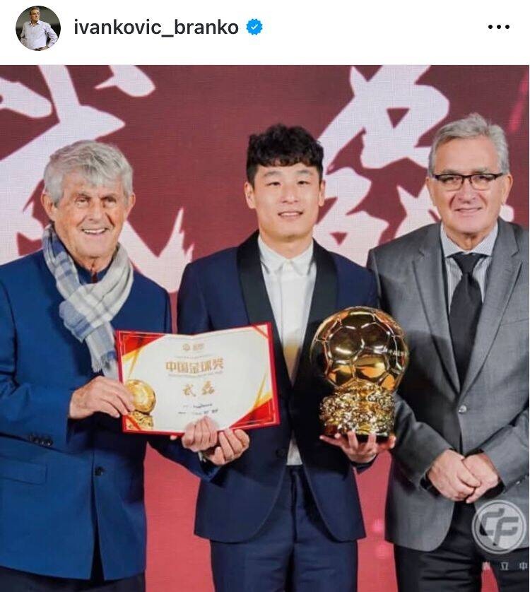  出席中國金球獎頒獎儀式，伊萬曬與武磊、米盧同框照片