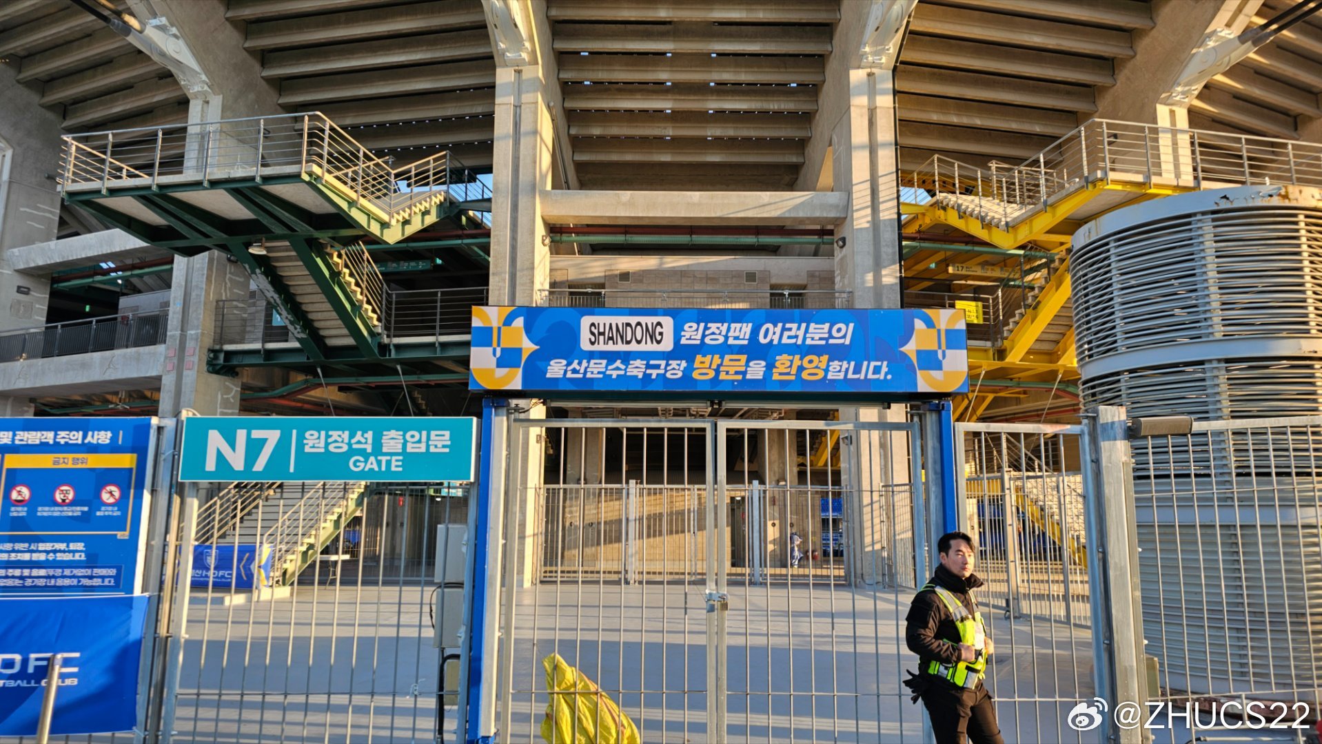  博主：蔚山現(xiàn)場工作人員、轉(zhuǎn)播車、安保在準備撤場，場外一片安靜