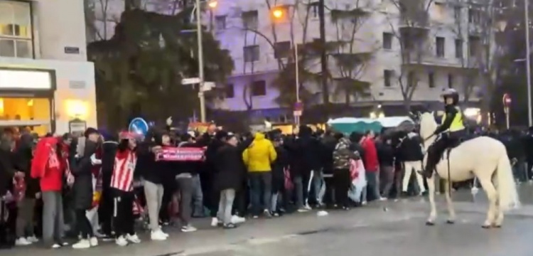  馬競球迷進入伯納烏時向人群投擲雜物，導致安保對其進行脫鞋檢查