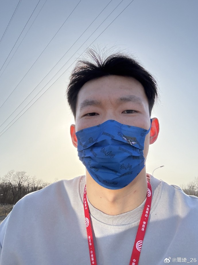  悠閑！周琦騎京牌電動(dòng)車出行：太陽出來了 開京牌兜兜風(fēng)！