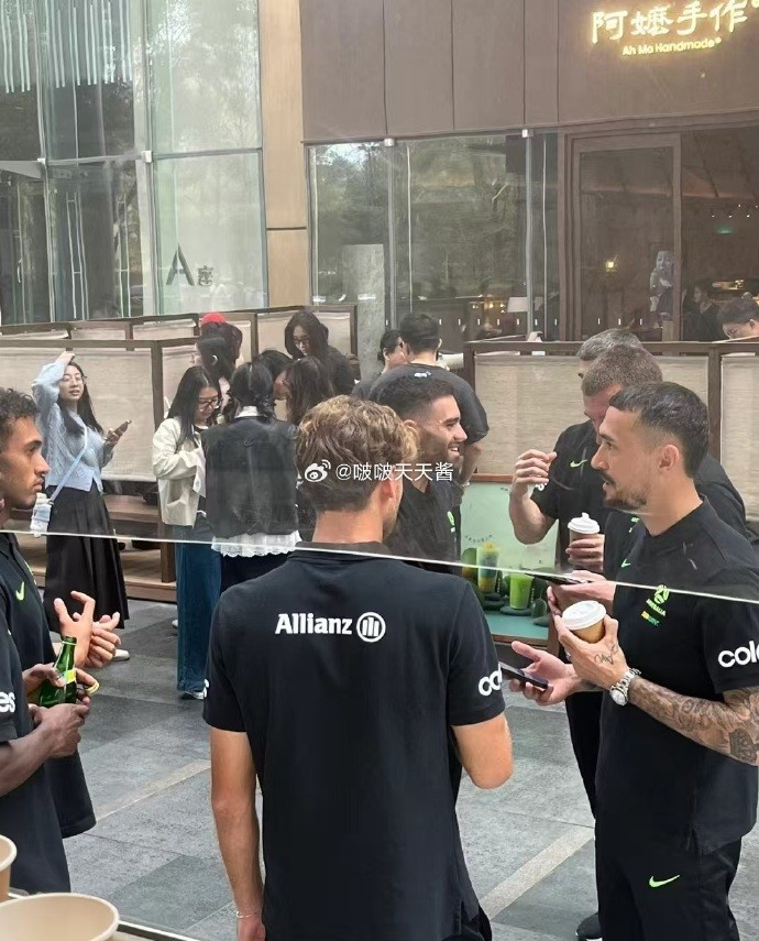  松弛感拉滿！澳大利亞隊員在杭州街頭喝奶茶