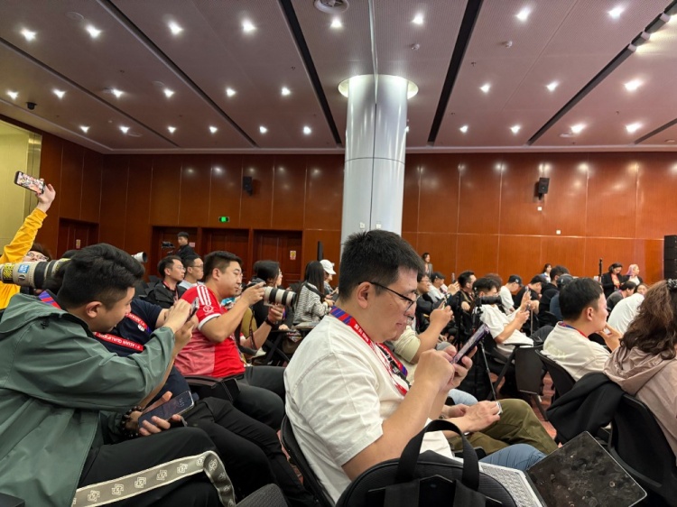  萬眾矚目！記者擠滿國足賽前新聞發(fā)布廳，賽場記者預(yù)計超300人