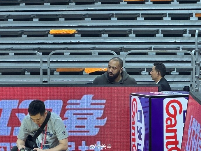  今晚不打？廣東主場(chǎng)迎戰(zhàn)廣廈 吉倫沃特一身便裝現(xiàn)身球館