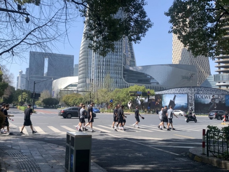  心態(tài)放松，有網(wǎng)友拍到澳大利亞隊(duì)早上在萬(wàn)象城citywalk