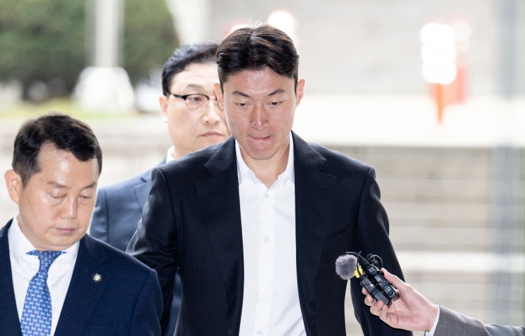  韓媒：庭審現(xiàn)場黃義助始終低頭雙手合十，判決后不停致歉