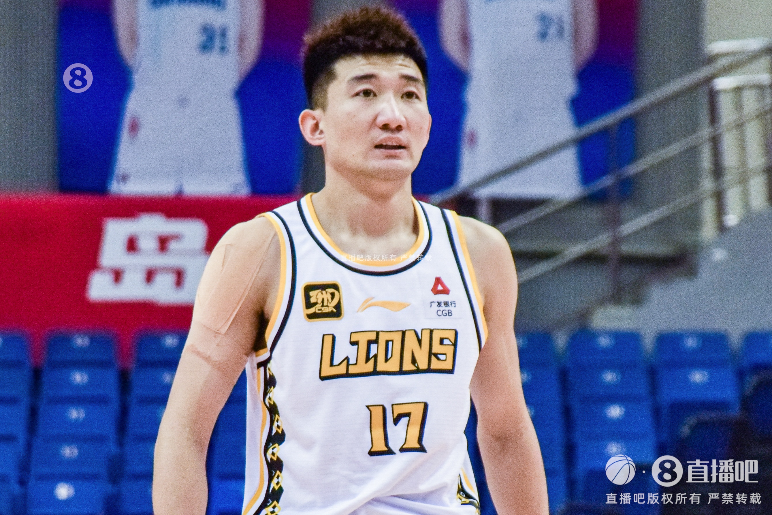  效率太低！孫銘徽15中4拿到15分4板12助2斷1帽 5次犯規(guī)